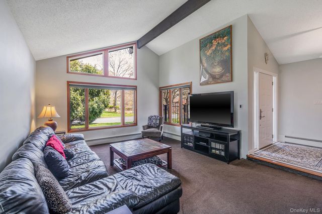 12 Oakdale Avenue, Farmingville, NY 11738