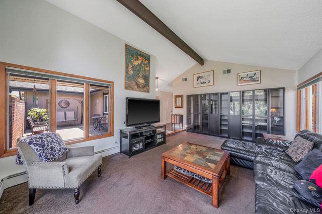 12 Oakdale Avenue, Farmingville, NY 11738