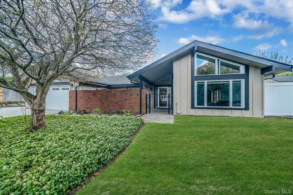 12 Oakdale Avenue, Farmingville, NY 11738