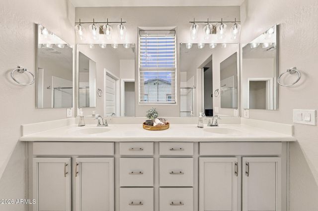 1677 E BRIDGEPORT Parkway, Gilbert, AZ 85295