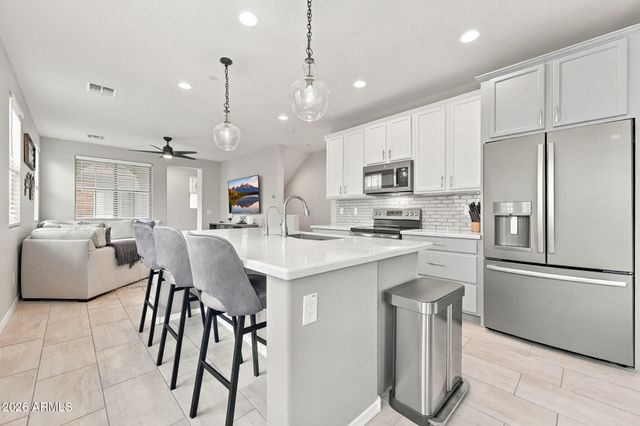 1677 E BRIDGEPORT Parkway, Gilbert, AZ 85295