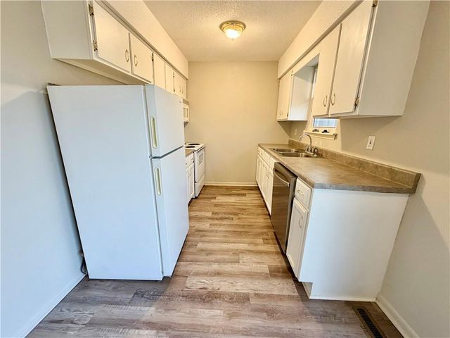 400 A-B NE WESTWIND Drive, Lee's Summit, MO 64086