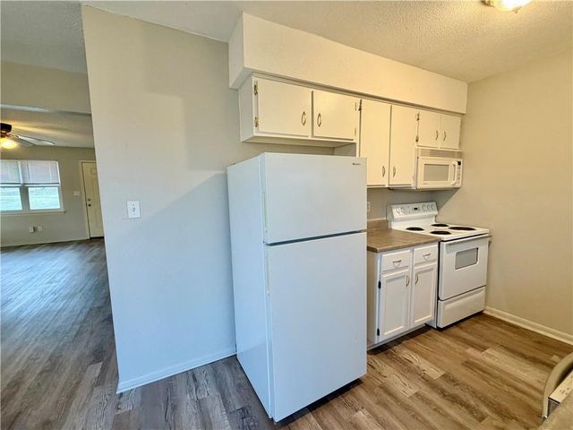 400 A-B NE WESTWIND Drive, Lee's Summit, MO 64086