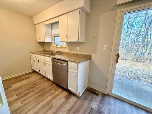 400 A-B NE WESTWIND Drive, Lee's Summit, MO 64086