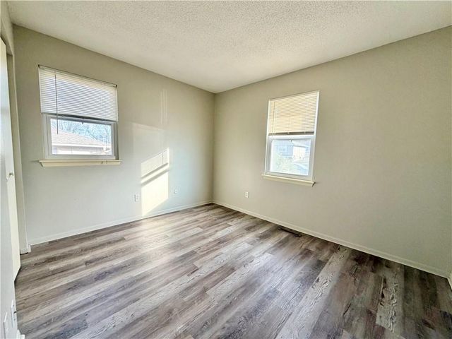 400 A-B NE WESTWIND Drive, Lee's Summit, MO 64086