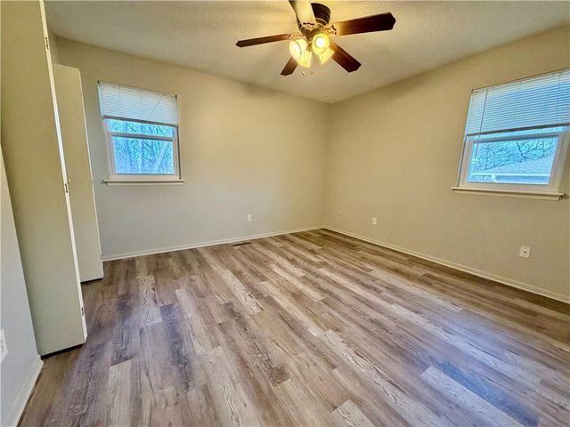 400 A-B NE WESTWIND Drive, Lee's Summit, MO 64086