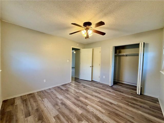 400 A-B NE WESTWIND Drive, Lee's Summit, MO 64086