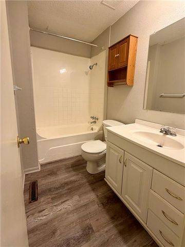 400 A-B NE WESTWIND Drive, Lee's Summit, MO 64086