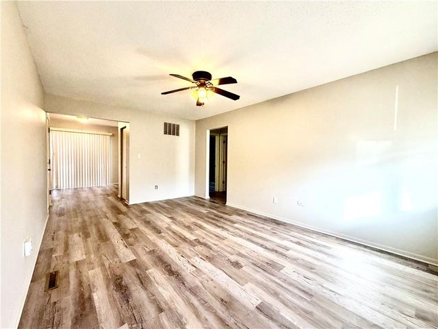 400 A-B NE WESTWIND Drive, Lee's Summit, MO 64086