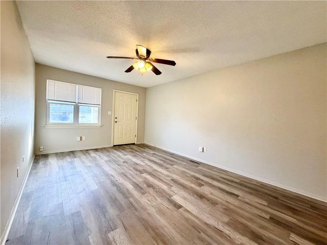 400 A-B NE WESTWIND Drive, Lee's Summit, MO 64086