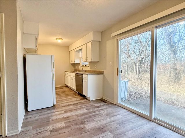 400 A-B NE WESTWIND Drive, Lee's Summit, MO 64086