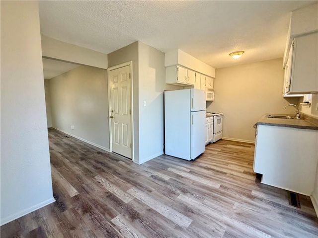 400 A-B NE WESTWIND Drive, Lee's Summit, MO 64086