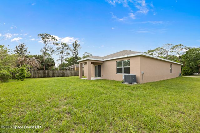 335 Calcutta Avenue NW, Palm Bay, FL 32907