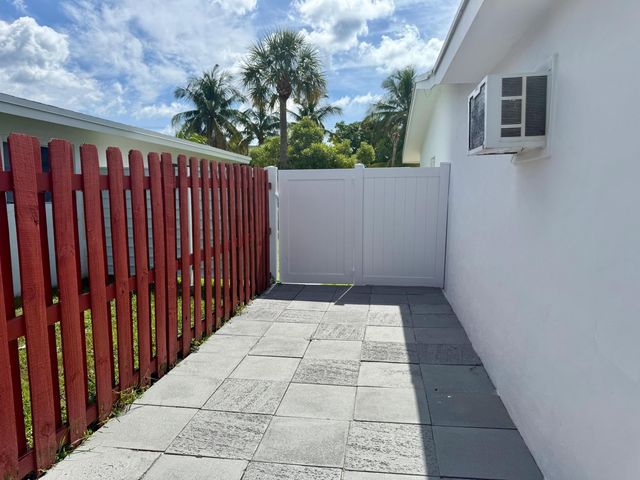 617 SE 8th Avenue, Deerfield Beach, FL 33441
