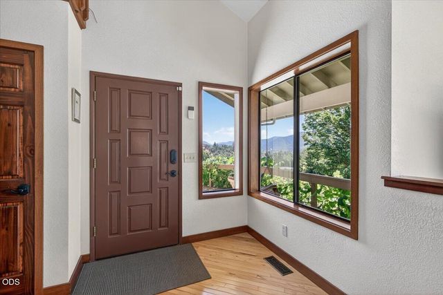 1748 NW Crescent Drive, Grants Pass, OR 97526
