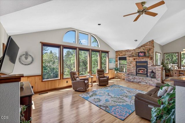 1748 NW Crescent Drive, Grants Pass, OR 97526