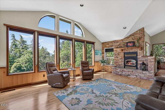 1748 NW Crescent Drive, Grants Pass, OR 97526