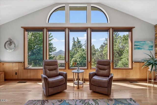 1748 NW Crescent Drive, Grants Pass, OR 97526