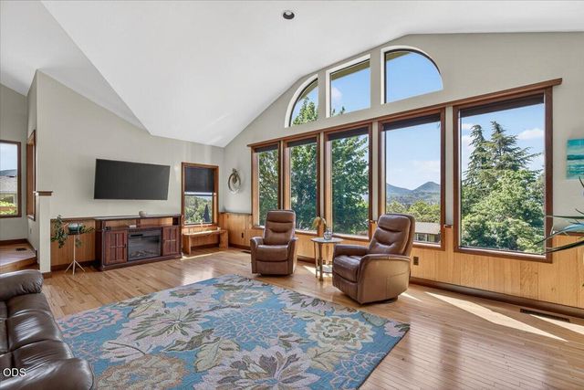 1748 NW Crescent Drive, Grants Pass, OR 97526