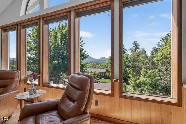 1748 NW Crescent Drive, Grants Pass, OR 97526