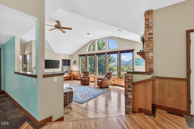 1748 NW Crescent Drive, Grants Pass, OR 97526