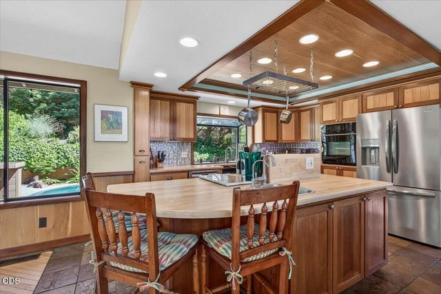 1748 NW Crescent Drive, Grants Pass, OR 97526