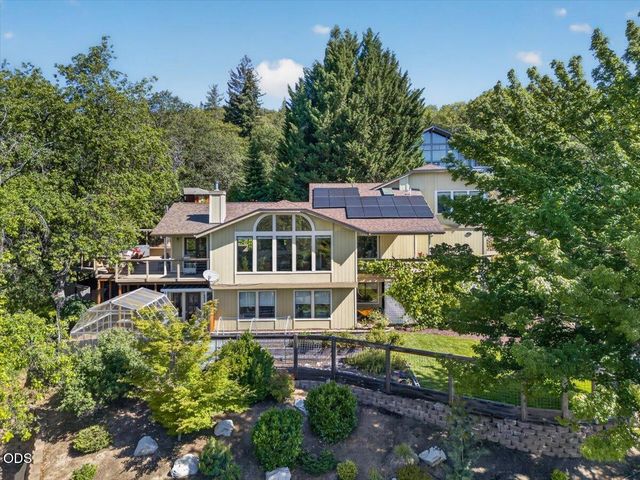 1748 NW Crescent Drive, Grants Pass, OR 97526