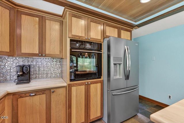 1748 NW Crescent Drive, Grants Pass, OR 97526
