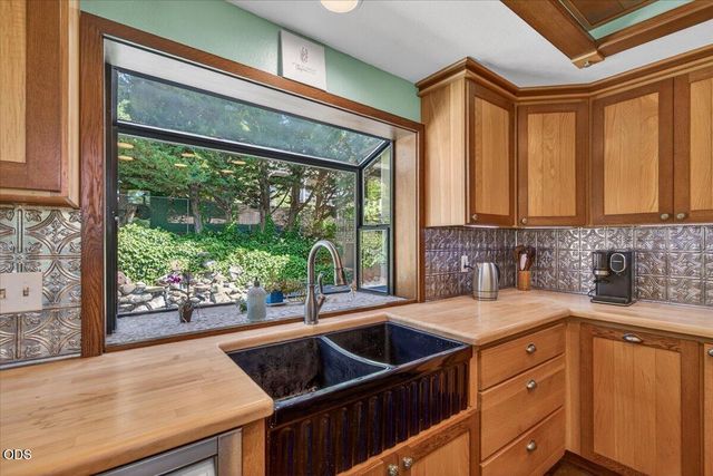 1748 NW Crescent Drive, Grants Pass, OR 97526