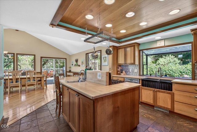 1748 NW Crescent Drive, Grants Pass, OR 97526