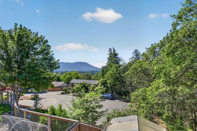 1748 NW Crescent Drive, Grants Pass, OR 97526