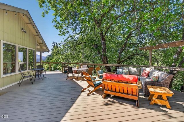 1748 NW Crescent Drive, Grants Pass, OR 97526