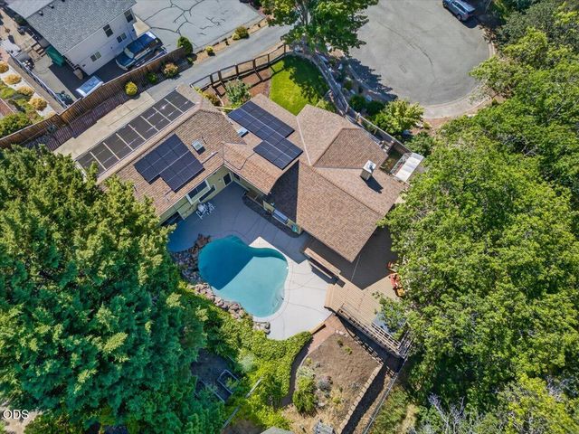 1748 NW Crescent Drive, Grants Pass, OR 97526