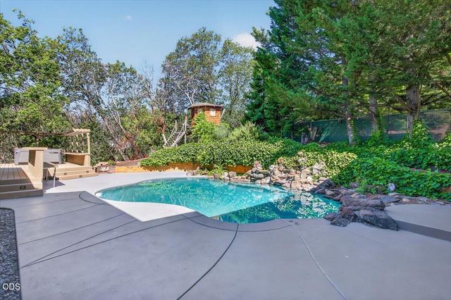 1748 NW Crescent Drive, Grants Pass, OR 97526
