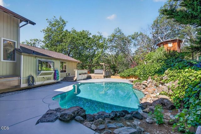 1748 NW Crescent Drive, Grants Pass, OR 97526