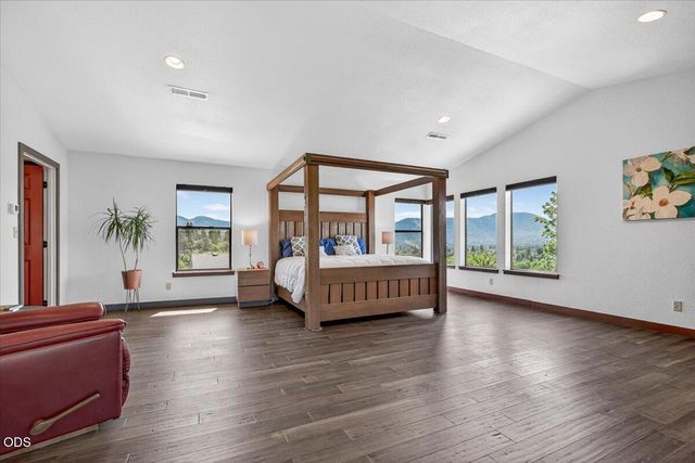 1748 NW Crescent Drive, Grants Pass, OR 97526