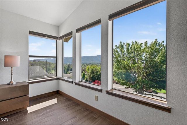 1748 NW Crescent Drive, Grants Pass, OR 97526