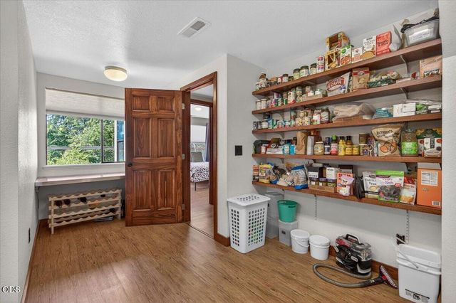 1748 NW Crescent Drive, Grants Pass, OR 97526