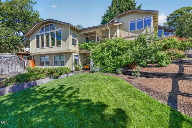 1748 NW Crescent Drive, Grants Pass, OR 97526
