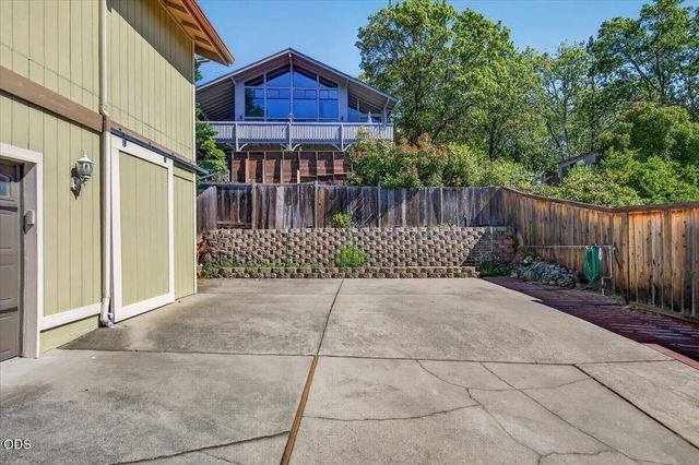 1748 NW Crescent Drive, Grants Pass, OR 97526