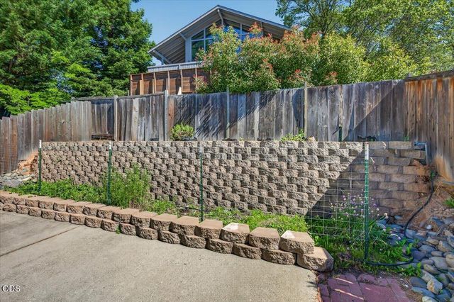 1748 NW Crescent Drive, Grants Pass, OR 97526