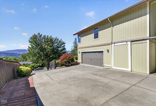 1748 NW Crescent Drive, Grants Pass, OR 97526