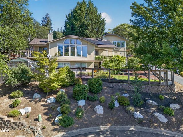 1748 NW Crescent Drive, Grants Pass, OR 97526