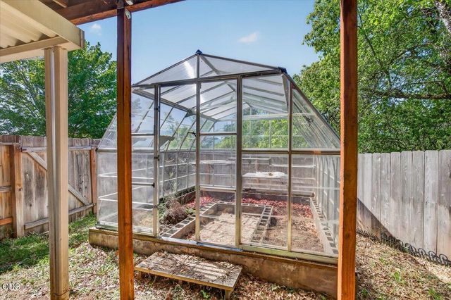 1748 NW Crescent Drive, Grants Pass, OR 97526