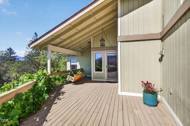 1748 NW Crescent Drive, Grants Pass, OR 97526