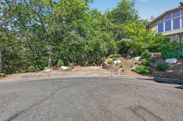 1748 NW Crescent Drive, Grants Pass, OR 97526