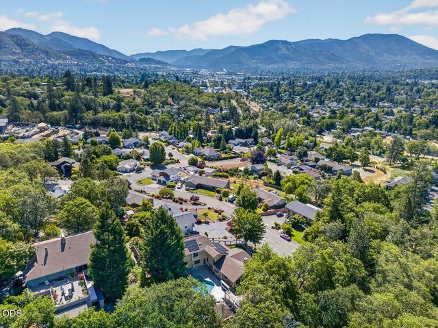1748 NW Crescent Drive, Grants Pass, OR 97526