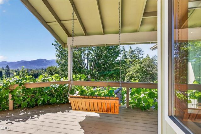 1748 NW Crescent Drive, Grants Pass, OR 97526