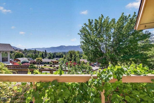 1748 NW Crescent Drive, Grants Pass, OR 97526