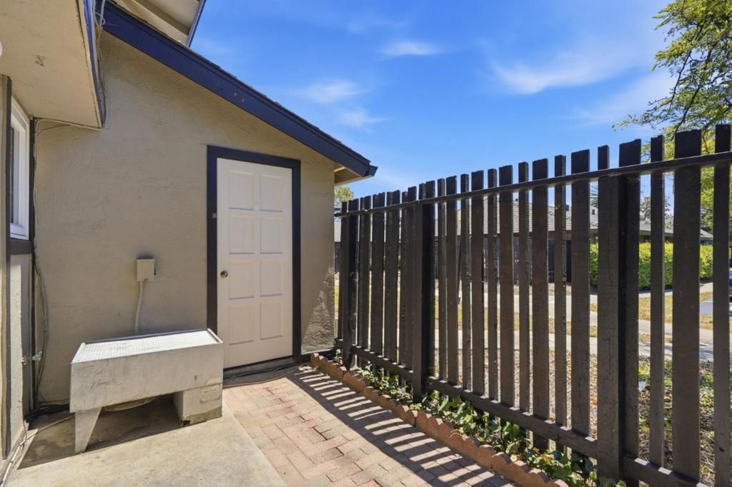 Image 11 of property listing at 1806 Chinquapin Court C, Concord, CA 94519